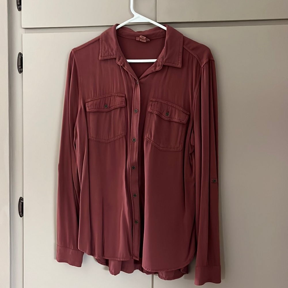 Rust/brown shirt